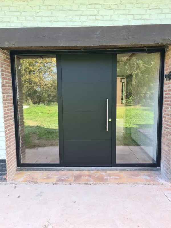 Porte d'entrée aluminium anthracite avec baies vitrées latérales, posée par AT HOME à Bailleul